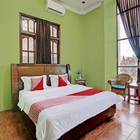 Oyo 92551 Netra Hotel Ujunbatu Екстериор снимка