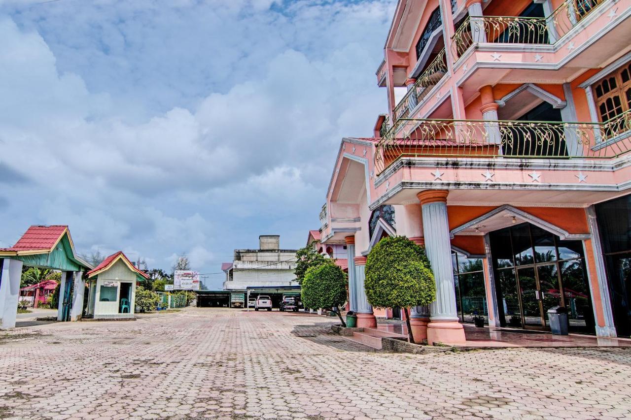 Oyo 92551 Netra Hotel Ujunbatu Екстериор снимка