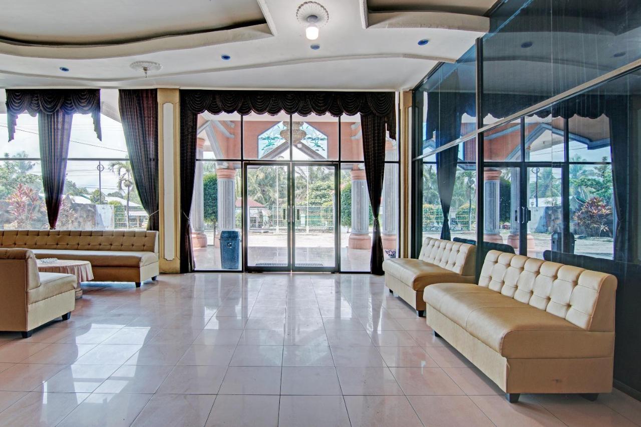 Oyo 92551 Netra Hotel Ujunbatu Екстериор снимка