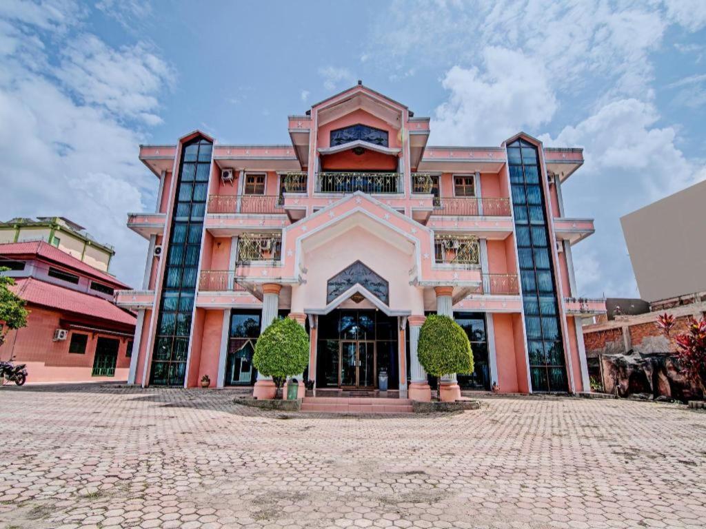 Oyo 92551 Netra Hotel Ujunbatu Екстериор снимка