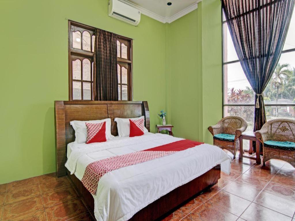 Oyo 92551 Netra Hotel Ujunbatu Екстериор снимка