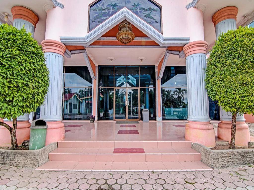 Oyo 92551 Netra Hotel Ujunbatu Екстериор снимка